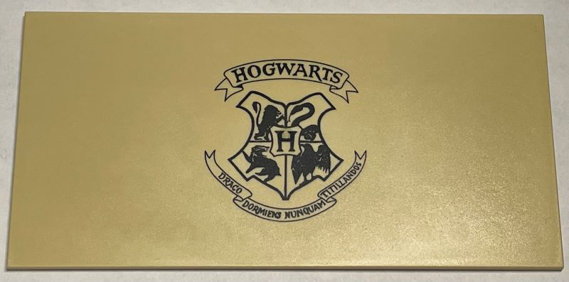 Tile 8 x 16 with Bottom Tubes, Textured Surface with Hogwarts Crest Pattern (First Version with Error 'TITILLANDOS')